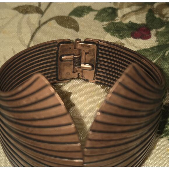 Vtg 1980's Metal Retro Shell Spring Clamp Bracelet Art Deco Statement Cuff - Picture 9 of 9